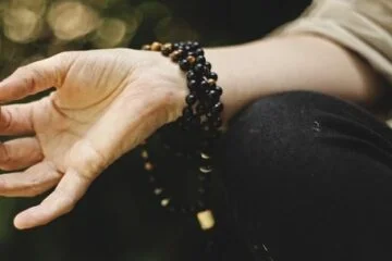 mano meditando en casa