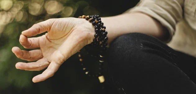 mano meditando en casa